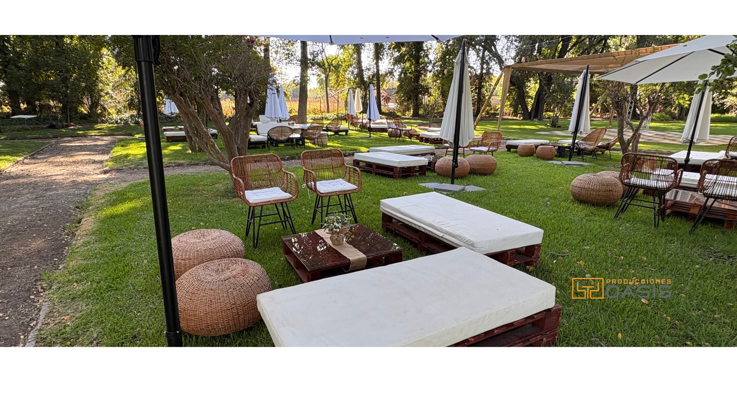 Mobiliario lounge en jardín - Producciones Oasis