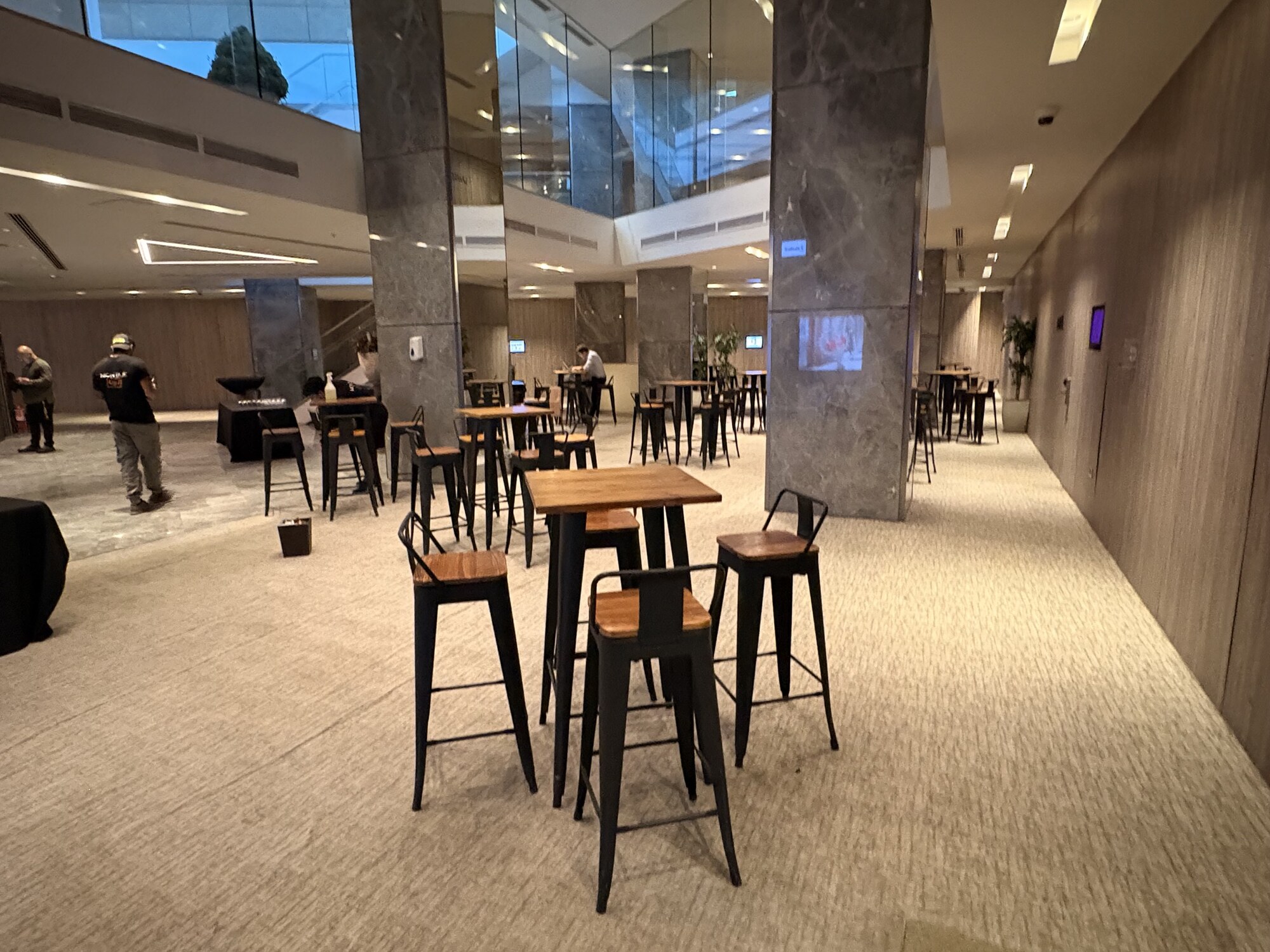 Estación de cóctel en lobby corporativo