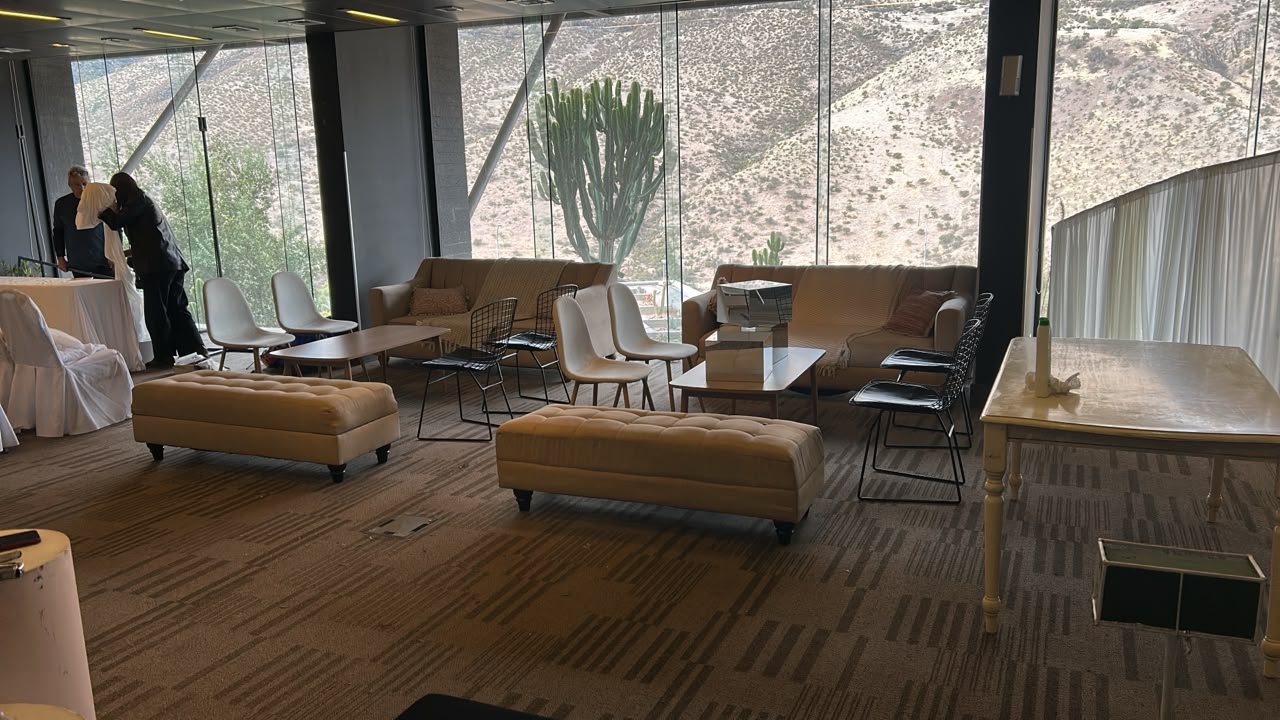 Mobiliario Lounge con vista al cerro