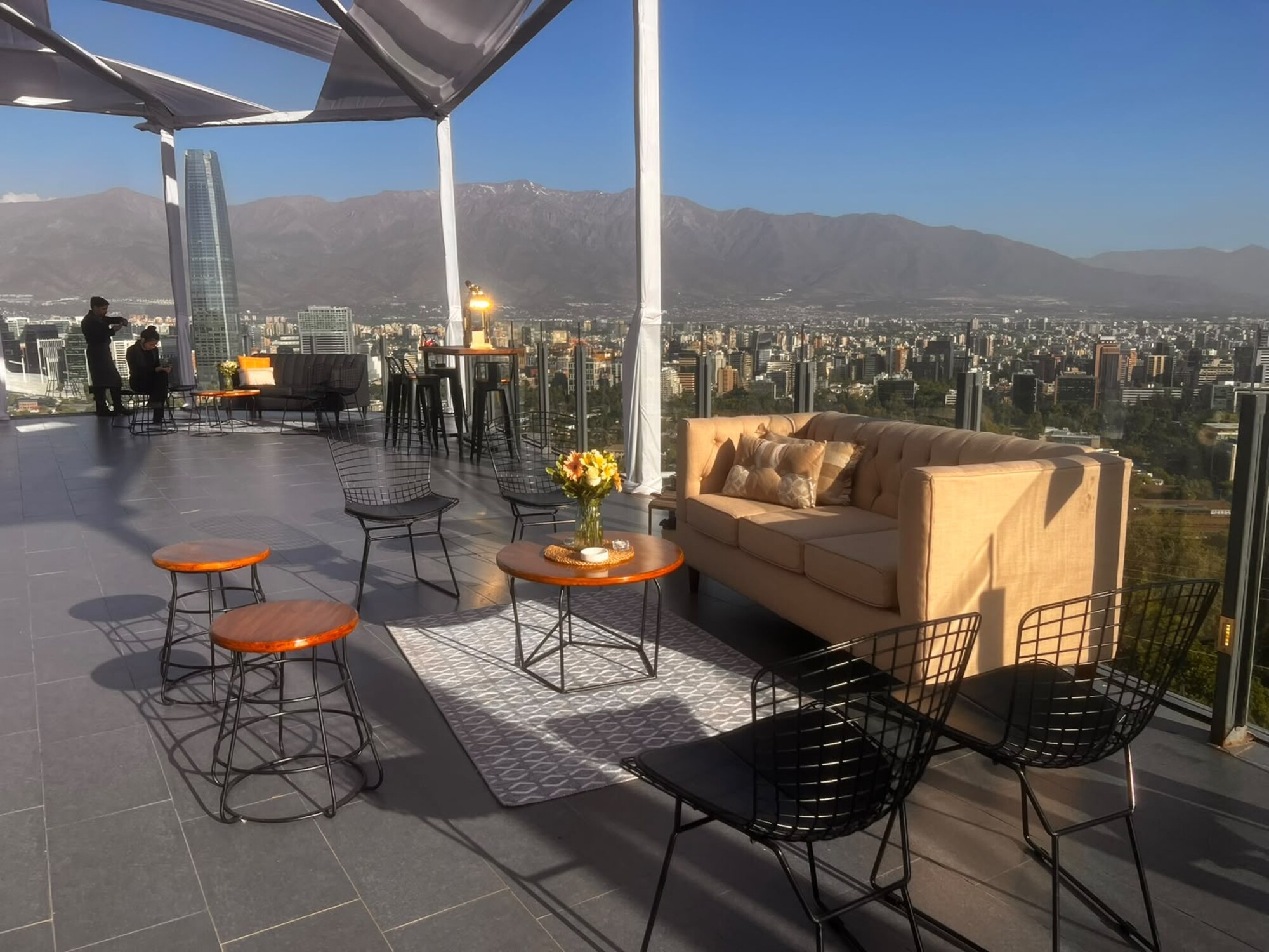Mobiliario Lounge en rooftop con vista a la Costanera