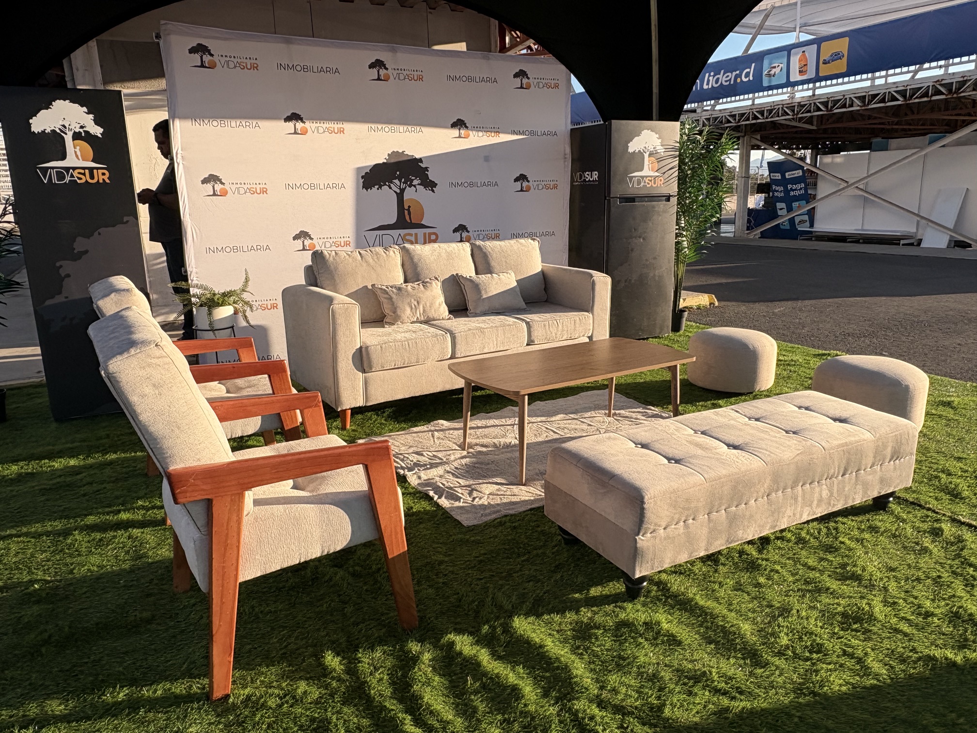 Mobiliario Lounge en evento corporativo