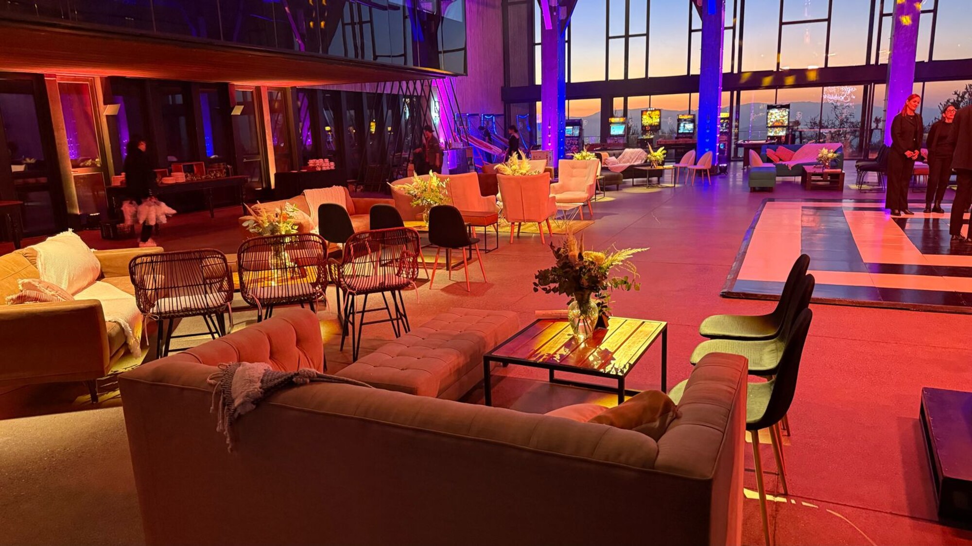 Mobiliario Lounge en evento nocturno